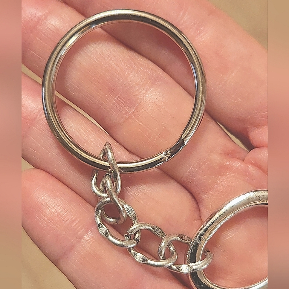 Hot Topic Statement Key Keychain - Picture 4 of 4